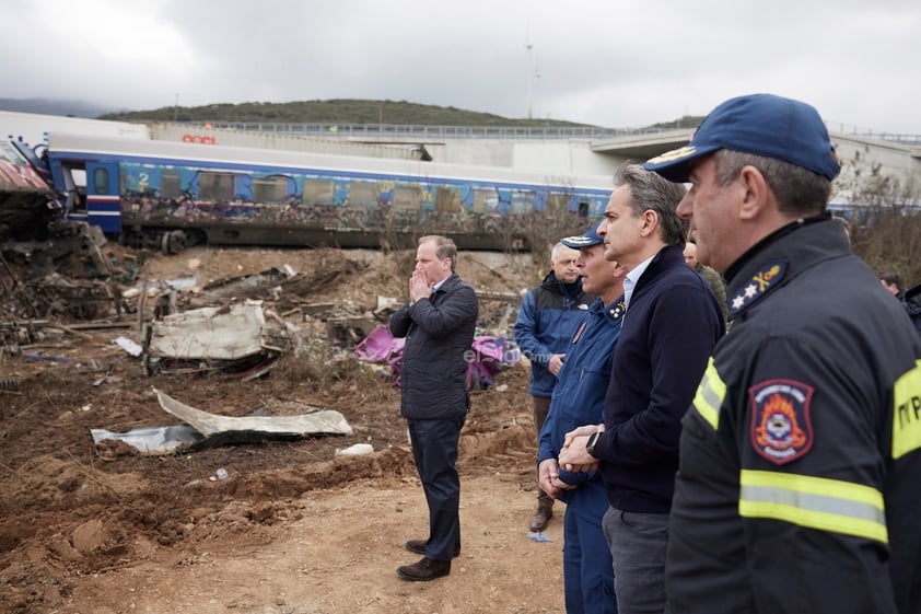 La mayor tragedia ferroviaria en la historia de Grecia -y la peor en Europa en la última década- ha dejado este miércoles al menos 38 muertos y ha abierto numerosos interrogantes sobre los errores que llevaron al choque frontal de dos trenes.