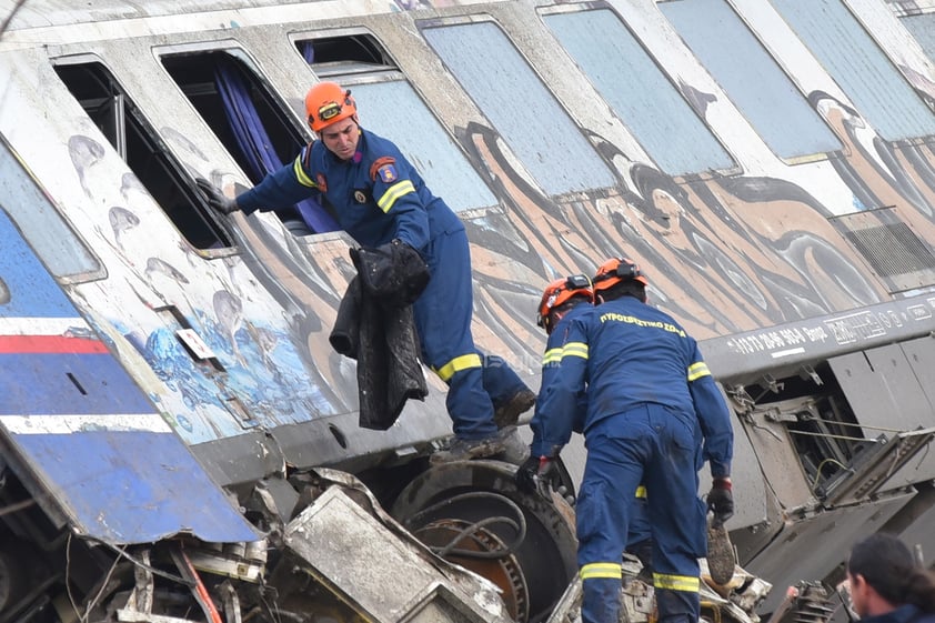 La mayor tragedia ferroviaria en la historia de Grecia -y la peor en Europa en la última década- ha dejado este miércoles al menos 38 muertos y ha abierto numerosos interrogantes sobre los errores que llevaron al choque frontal de dos trenes.