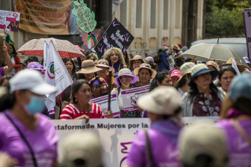 Miles de personas se manifestaron este miércoles en todo el mundo con motivo del Día Internacional de la Mujer para denunciar la violencia machista, reclamar igualdad real y defender los derechos de las mujeres en países que los vulneran o naciones sometidas a conflictos armados.