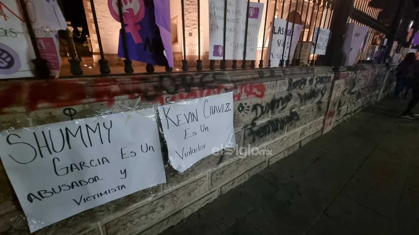 Tras la marcha feminista del Día Internacional de la Mujer por avenida 20 de Noviembre, tanto la Catedral de Durango como la biblioteca de la UJED recibieron “pintas” y pancartas de mensajes en contra del acoso y abuso que viven día a día.