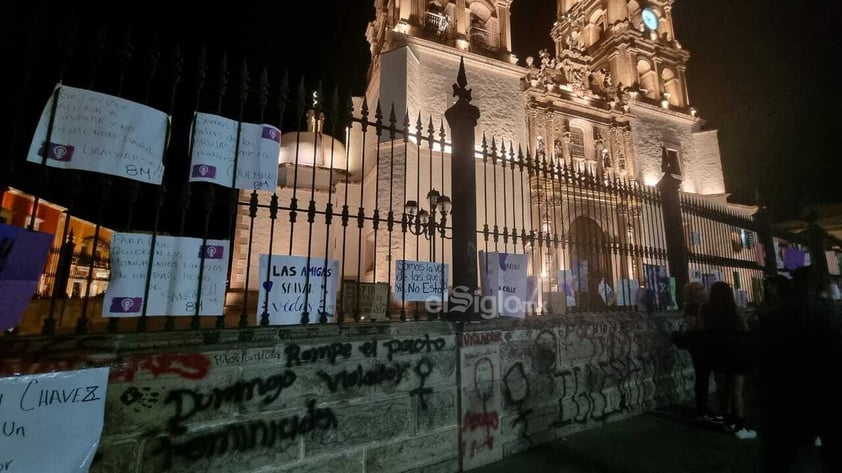 Tras la marcha feminista del Día Internacional de la Mujer por avenida 20 de Noviembre, tanto la Catedral de Durango como la biblioteca de la UJED recibieron “pintas” y pancartas de mensajes en contra del acoso y abuso que viven día a día.