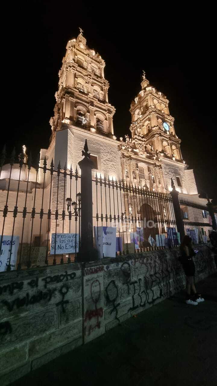 Tras la marcha feminista del Día Internacional de la Mujer por avenida 20 de Noviembre, tanto la Catedral de Durango como la biblioteca de la UJED recibieron “pintas” y pancartas de mensajes en contra del acoso y abuso que viven día a día.