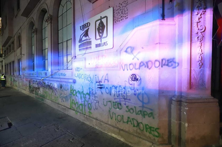 Tras la marcha feminista del Día Internacional de la Mujer por avenida 20 de Noviembre, tanto la Catedral de Durango como la biblioteca de la UJED recibieron “pintas” y pancartas de mensajes en contra del acoso y abuso que viven día a día.