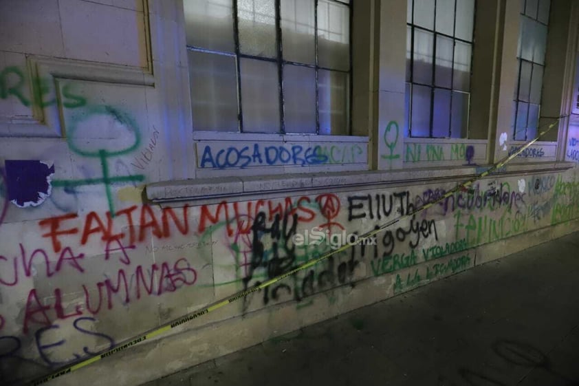 Tras la marcha feminista del Día Internacional de la Mujer por avenida 20 de Noviembre, tanto la Catedral de Durango como la biblioteca de la UJED recibieron “pintas” y pancartas de mensajes en contra del acoso y abuso que viven día a día.