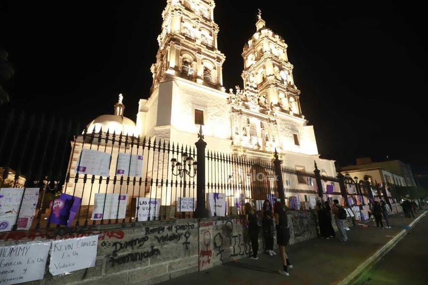 Tras la marcha feminista del Día Internacional de la Mujer por avenida 20 de Noviembre, tanto la Catedral de Durango como la biblioteca de la UJED recibieron “pintas” y pancartas de mensajes en contra del acoso y abuso que viven día a día.