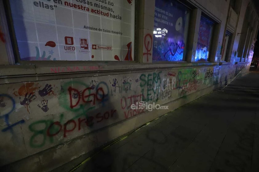 Tras la marcha feminista del Día Internacional de la Mujer por avenida 20 de Noviembre, tanto la Catedral de Durango como la biblioteca de la UJED recibieron “pintas” y pancartas de mensajes en contra del acoso y abuso que viven día a día.