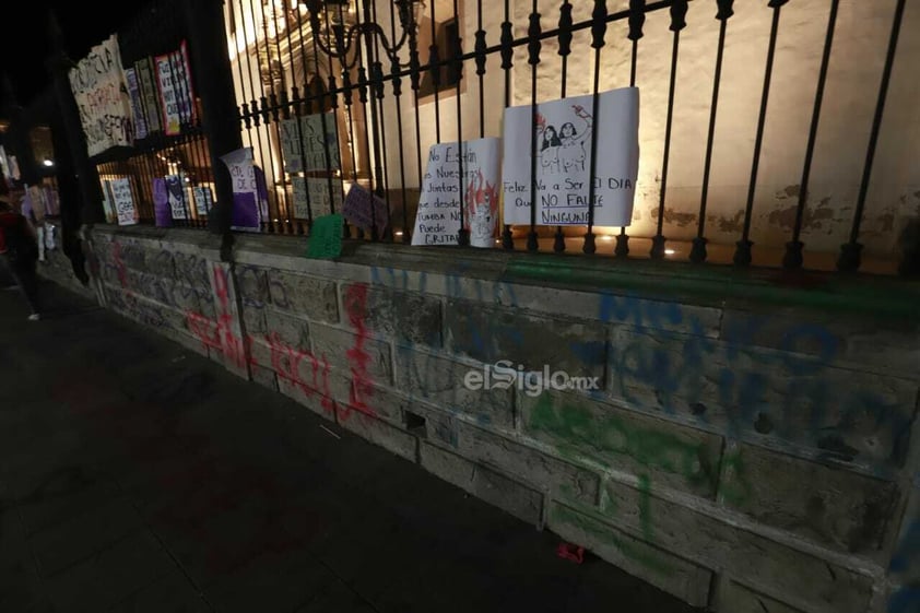 Tras la marcha feminista del Día Internacional de la Mujer por avenida 20 de Noviembre, tanto la Catedral de Durango como la biblioteca de la UJED recibieron “pintas” y pancartas de mensajes en contra del acoso y abuso que viven día a día.