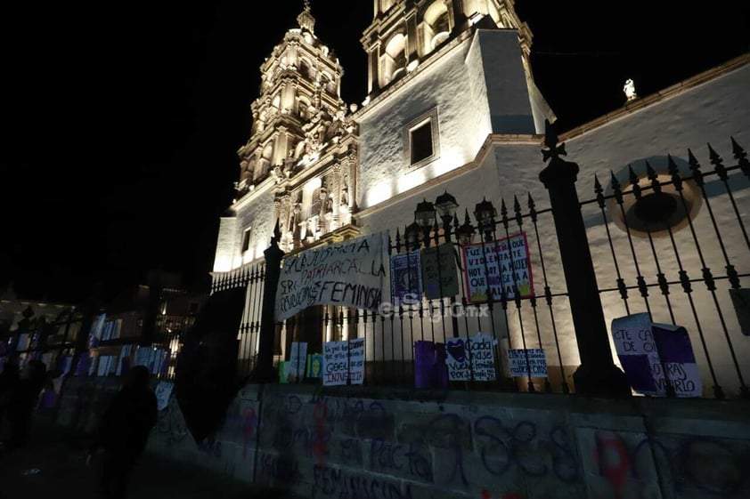 Tras la marcha feminista del Día Internacional de la Mujer por avenida 20 de Noviembre, tanto la Catedral de Durango como la biblioteca de la UJED recibieron “pintas” y pancartas de mensajes en contra del acoso y abuso que viven día a día.