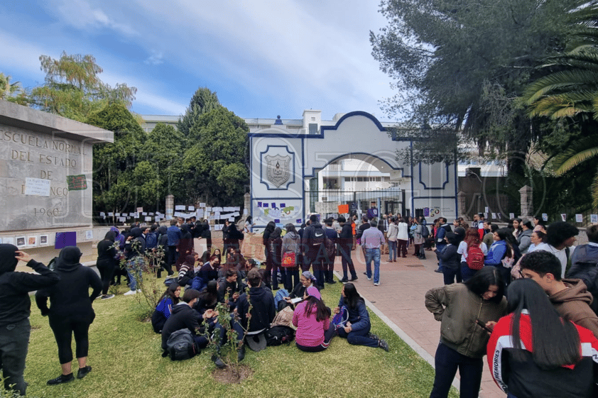 #Galería | Esta mañana amaneció tomada la Escuela Normal del Estado de #Durango; mujeres denuncian protección a agresores al interior de la institución.