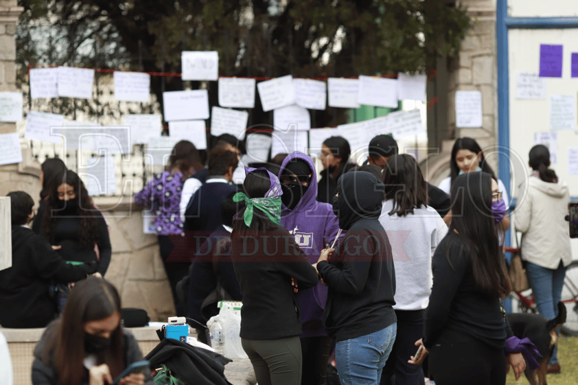 #Galería | Esta mañana amaneció tomada la Escuela Normal del Estado de #Durango; mujeres denuncian protección a agresores al interior de la institución.