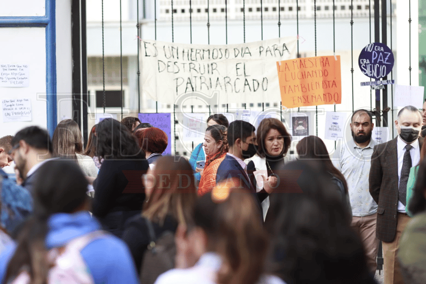 #Galería | Esta mañana amaneció tomada la Escuela Normal del Estado de #Durango; mujeres denuncian protección a agresores al interior de la institución.