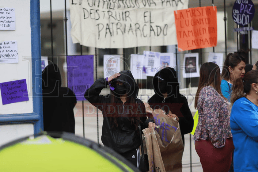 #Galería | Esta mañana amaneció tomada la Escuela Normal del Estado de #Durango; mujeres denuncian protección a agresores al interior de la institución.