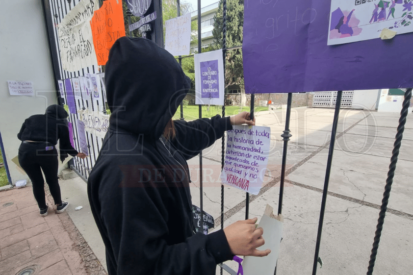 #Galería | Esta mañana amaneció tomada la Escuela Normal del Estado de #Durango; mujeres denuncian protección a agresores al interior de la institución.