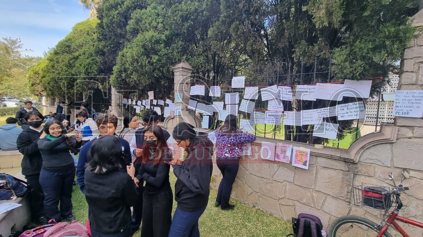 #Galería | Esta mañana amaneció tomada la Escuela Normal del Estado de #Durango; mujeres denuncian protección a agresores al interior de la institución.