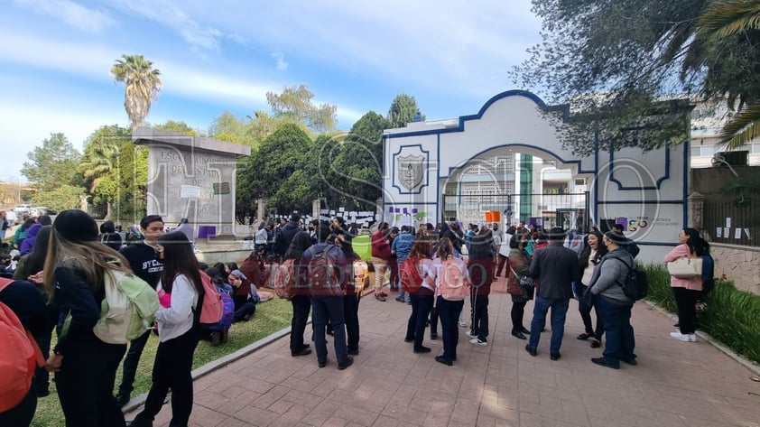 #Galería | Esta mañana amaneció tomada la Escuela Normal del Estado de #Durango; mujeres denuncian protección a agresores al interior de la institución.