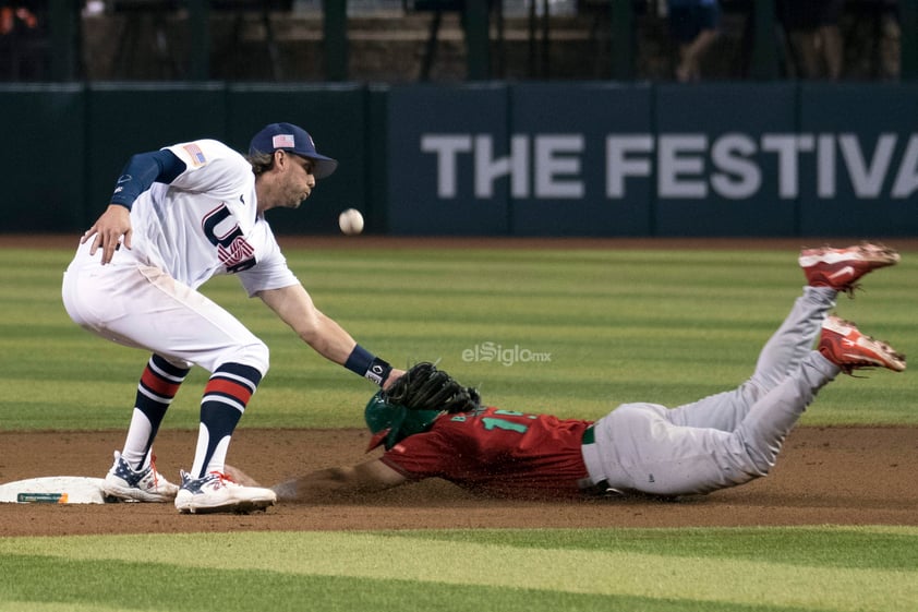 Joey Meneses conectó dos vuelacercas, incluido uno crucial de tres carreras en el cuarto, para liderar a México a una victoria el domingo 11-5 sobre Estados Unidos en el Clásico Mundial de Beisbol.