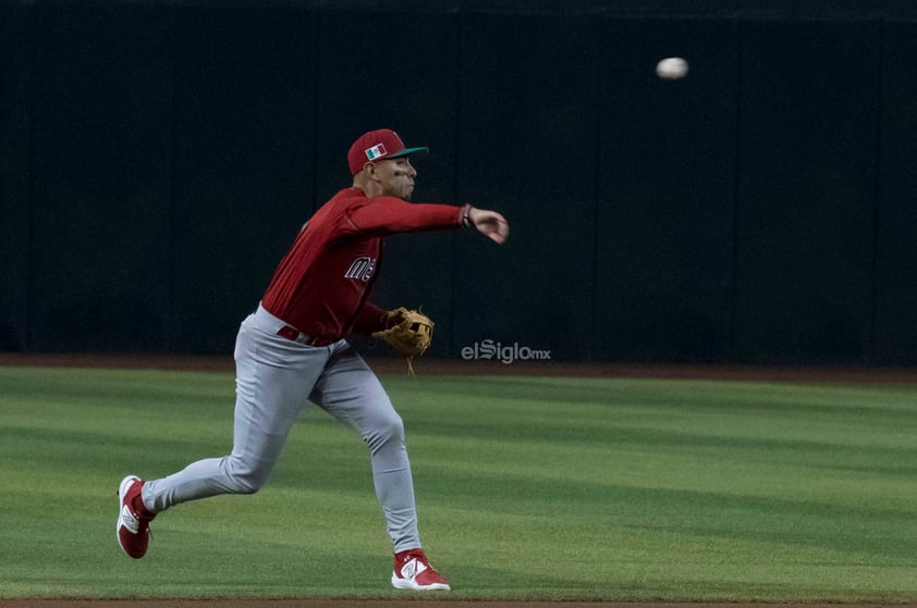 Joey Meneses conectó dos vuelacercas, incluido uno crucial de tres carreras en el cuarto, para liderar a México a una victoria el domingo 11-5 sobre Estados Unidos en el Clásico Mundial de Beisbol.