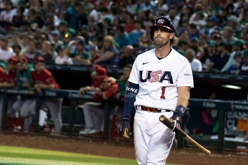 Joey Meneses conectó dos vuelacercas, incluido uno crucial de tres carreras en el cuarto, para liderar a México a una victoria el domingo 11-5 sobre Estados Unidos en el Clásico Mundial de Beisbol.