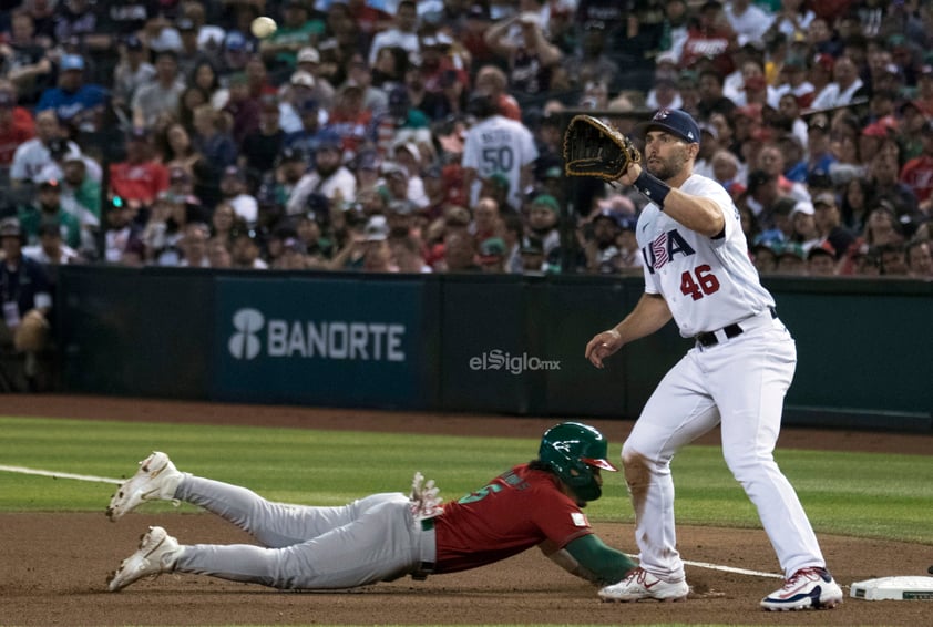 Joey Meneses conectó dos vuelacercas, incluido uno crucial de tres carreras en el cuarto, para liderar a México a una victoria el domingo 11-5 sobre Estados Unidos en el Clásico Mundial de Beisbol.