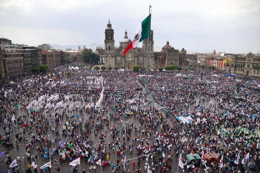 Miles de ciudadanos asisten al mensaje del presidente de México, Andrés Manuel López Obrador, con motivo del 85 aniversario de la expropiación petrolera, en la explanada del Zócalo de Ciudad de México.