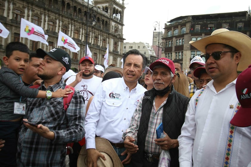 Miles de ciudadanos asisten al mensaje del presidente de México, Andrés Manuel López Obrador, con motivo del 85 aniversario de la expropiación petrolera, en la explanada del Zócalo de Ciudad de México.