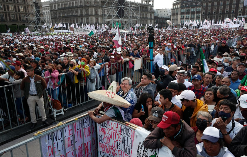 Miles de ciudadanos asisten al mensaje del presidente de México, Andrés Manuel López Obrador, con motivo del 85 aniversario de la expropiación petrolera, en la explanada del Zócalo de Ciudad de México.