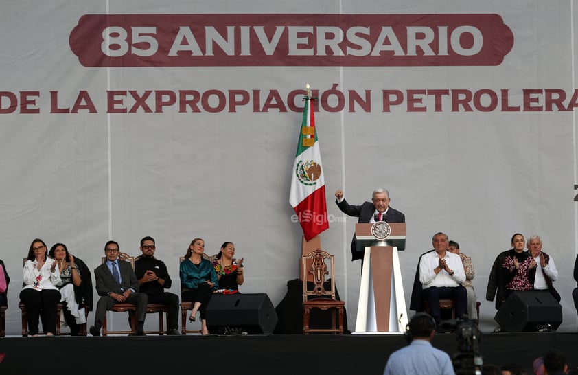 Miles de ciudadanos asisten al mensaje del presidente de México, Andrés Manuel López Obrador, con motivo del 85 aniversario de la expropiación petrolera, en la explanada del Zócalo de Ciudad de México.