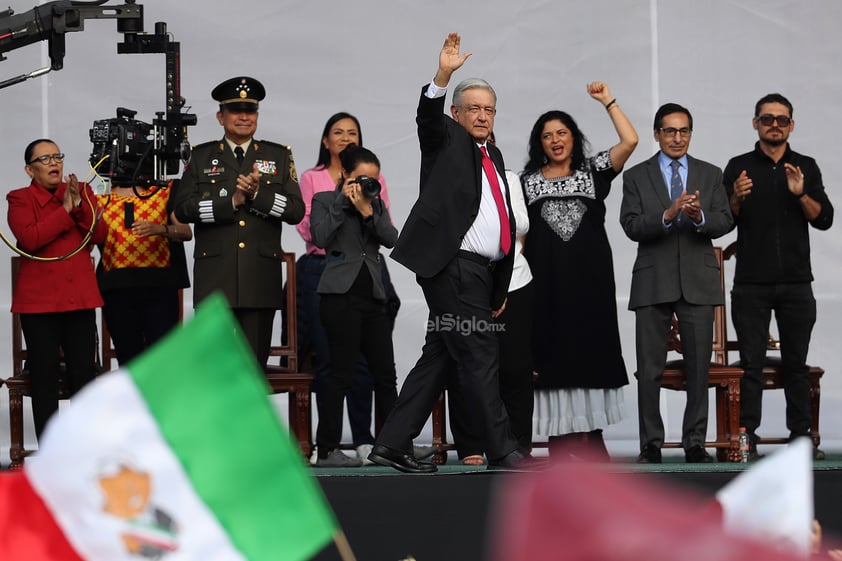 Miles de ciudadanos asisten al mensaje del presidente de México, Andrés Manuel López Obrador, con motivo del 85 aniversario de la expropiación petrolera, en la explanada del Zócalo de Ciudad de México.