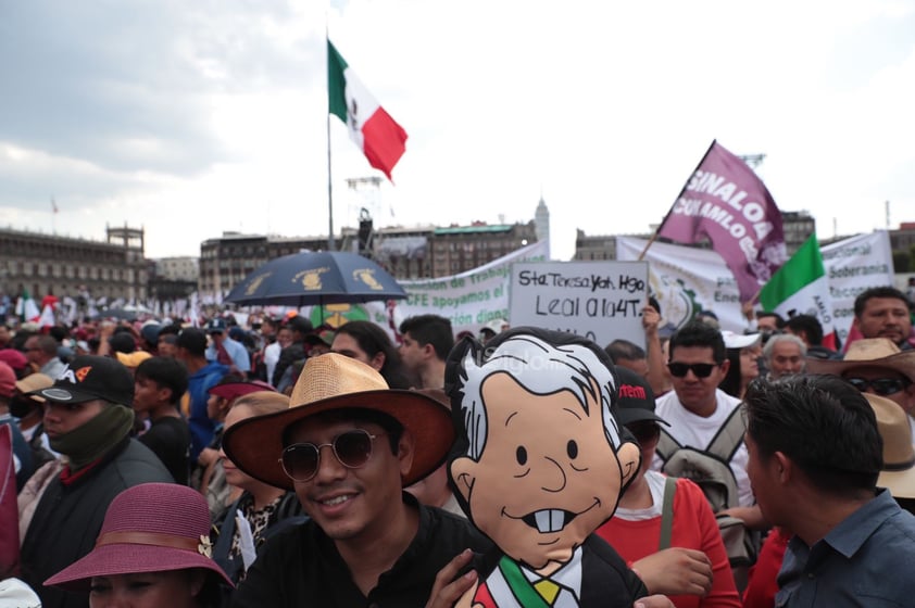 Miles de ciudadanos asisten al mensaje del presidente de México, Andrés Manuel López Obrador, con motivo del 85 aniversario de la expropiación petrolera, en la explanada del Zócalo de Ciudad de México.