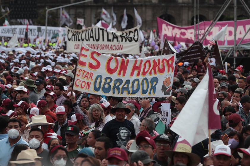 Miles de ciudadanos asisten al mensaje del presidente de México, Andrés Manuel López Obrador, con motivo del 85 aniversario de la expropiación petrolera, en la explanada del Zócalo de Ciudad de México.