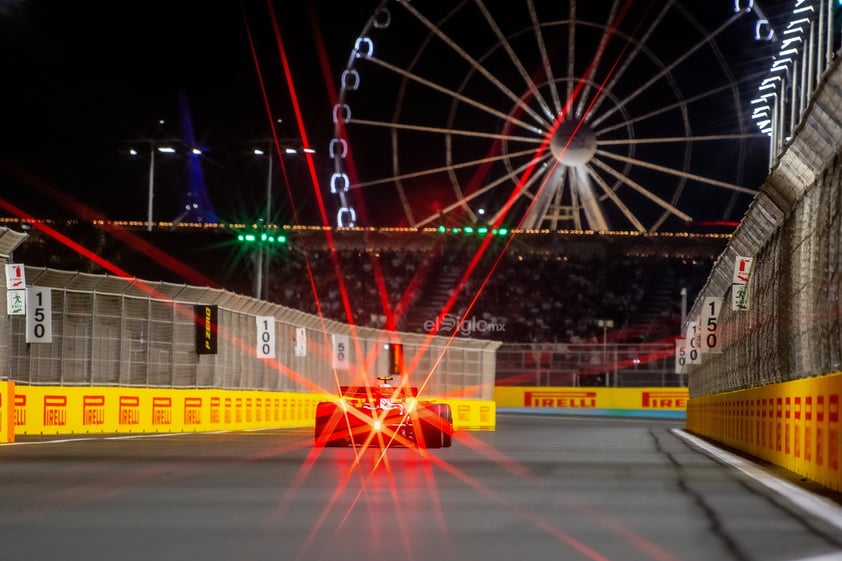 El piloto mexicano 'Checo' Pérez conquistó su primer Gran Premio del año, al llevarse la victoria en el circuito Jeddah Corniche de Arabia Saudita.