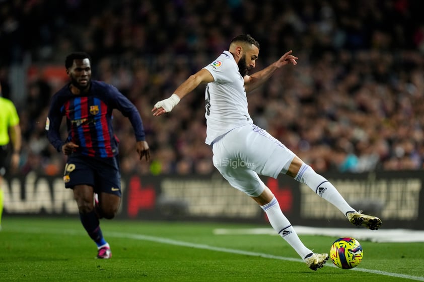 Barcelona venció 2-1 al Real Madrid y se puso a 12 puntos de distancia en la Liga de España.