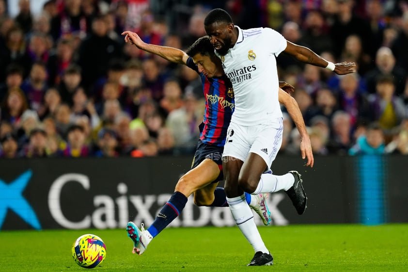 Barcelona venció 2-1 al Real Madrid y se puso a 12 puntos de distancia en la Liga de España.