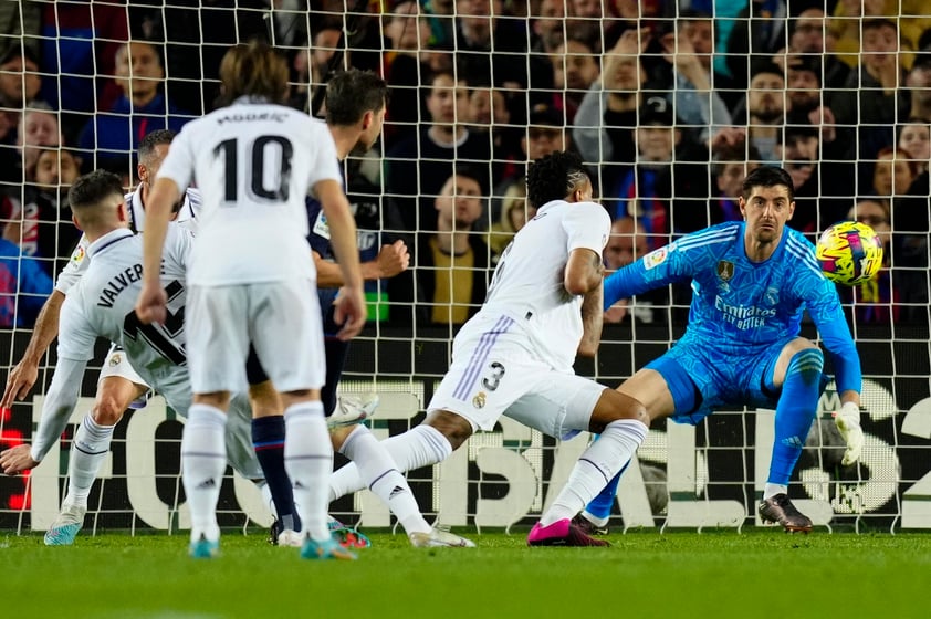 Barcelona venció 2-1 al Real Madrid y se puso a 12 puntos de distancia en la Liga de España.