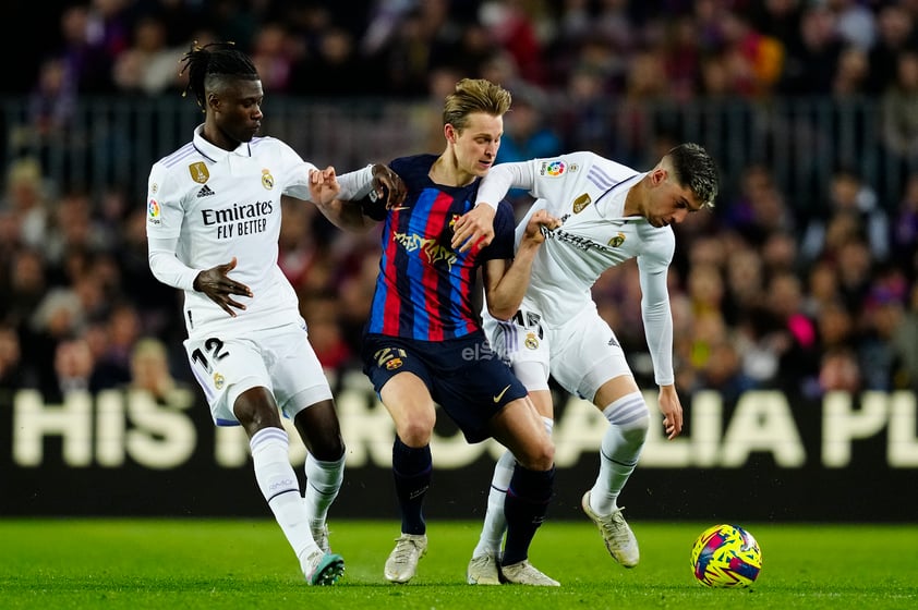 Barcelona venció 2-1 al Real Madrid y se puso a 12 puntos de distancia en la Liga de España.