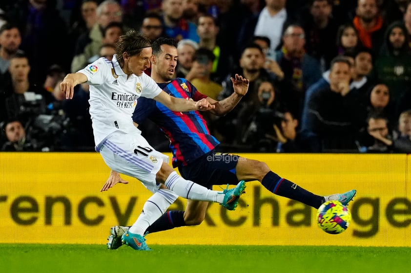 Barcelona venció 2-1 al Real Madrid y se puso a 12 puntos de distancia en la Liga de España.