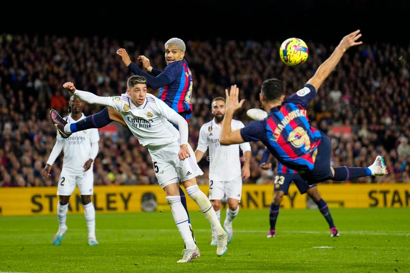 Barcelona venció 2-1 al Real Madrid y se puso a 12 puntos de distancia en la Liga de España.