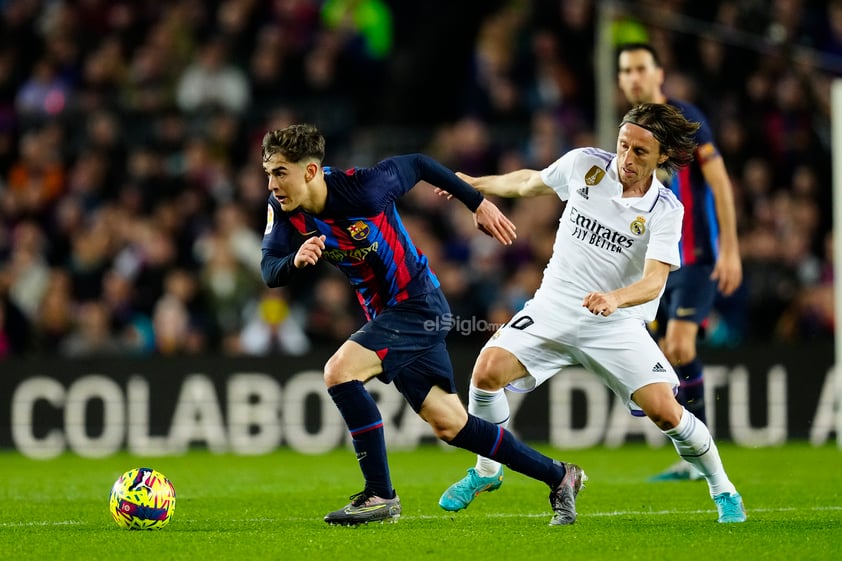 Barcelona venció 2-1 al Real Madrid y se puso a 12 puntos de distancia en la Liga de España.