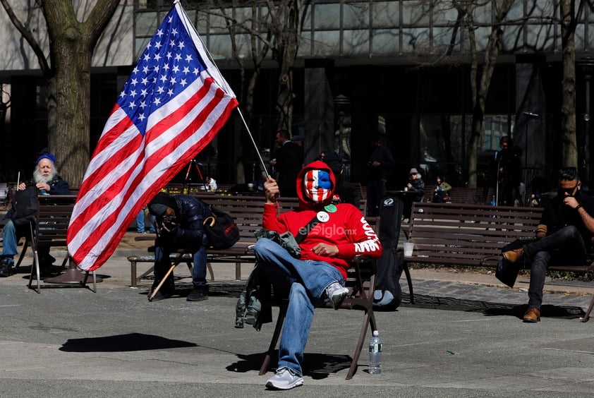 El Tribunal Penal de Manhattan amaneció este martes rodeado de medios locales e internacionales que están a la espera de obtener más detalles sobre la investigación de la Fiscalía de Manhattan por supuestos pagos del expresidente Donald Trump (2017-2021) a la actriz porno Stormy Daniels, y con protestas de pequeños grupos a favor y en contras del republicano.