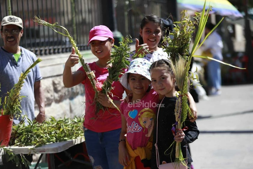 Duranguenses acuden a templos para celebrar el Domingo de Ramos.