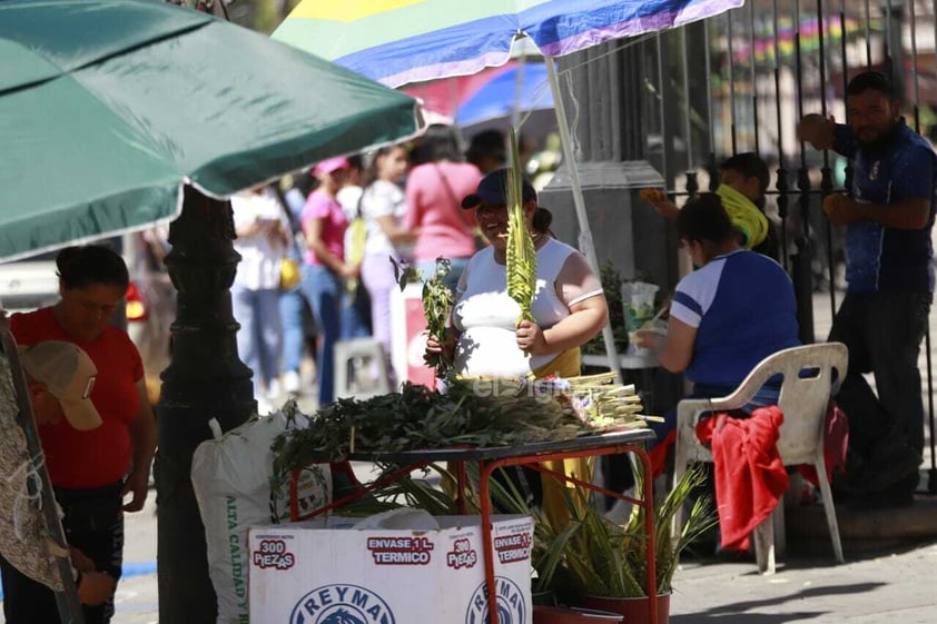 Duranguenses acuden a templos para celebrar el Domingo de Ramos.