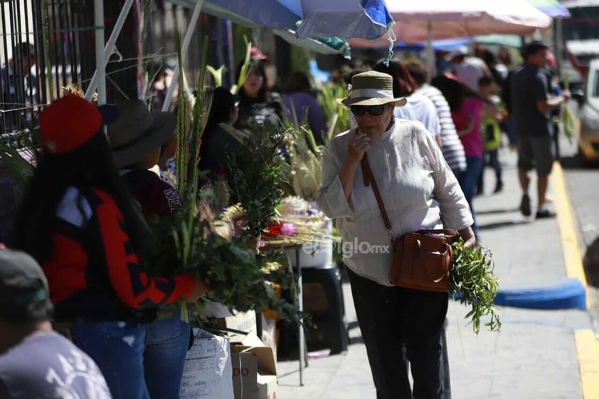 Duranguenses acuden a templos para celebrar el Domingo de Ramos.