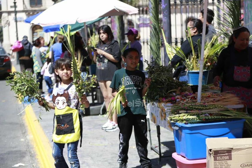 Duranguenses acuden a templos para celebrar el Domingo de Ramos.