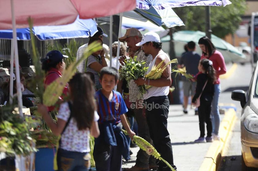 Duranguenses acuden a templos para celebrar el Domingo de Ramos.