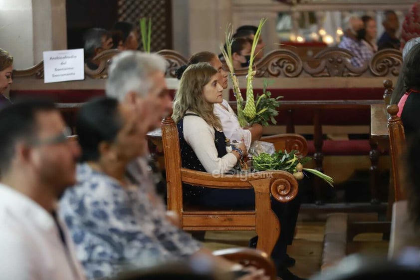 Duranguenses acuden a templos para celebrar el Domingo de Ramos.