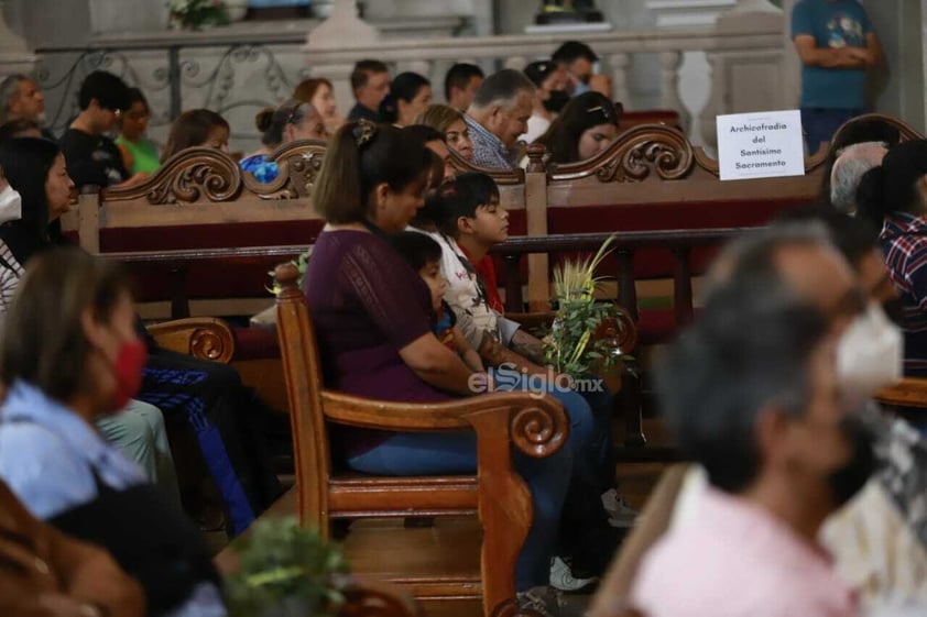 Duranguenses acuden a templos para celebrar el Domingo de Ramos.