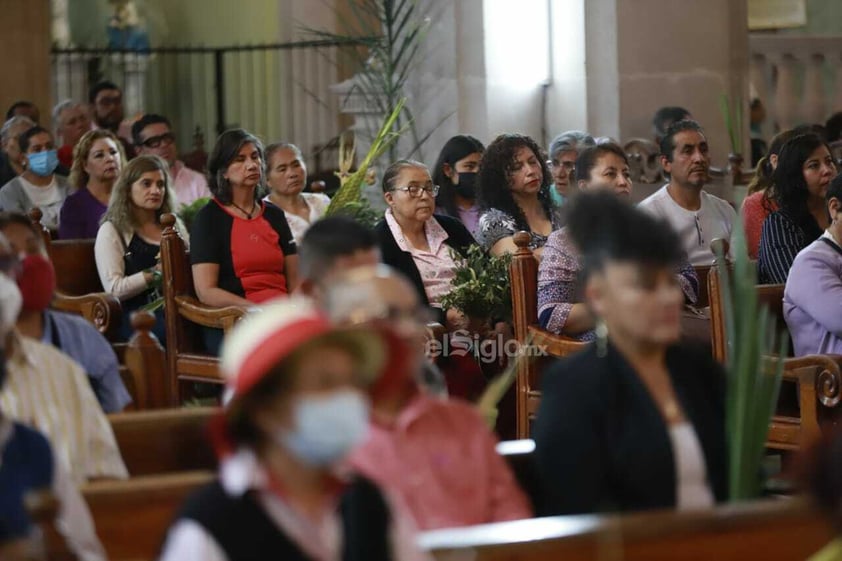 Duranguenses acuden a templos para celebrar el Domingo de Ramos.