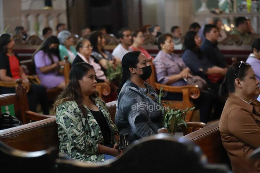 Duranguenses acuden a templos para celebrar el Domingo de Ramos.