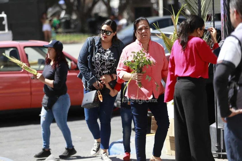 Duranguenses acuden a templos para celebrar el Domingo de Ramos.