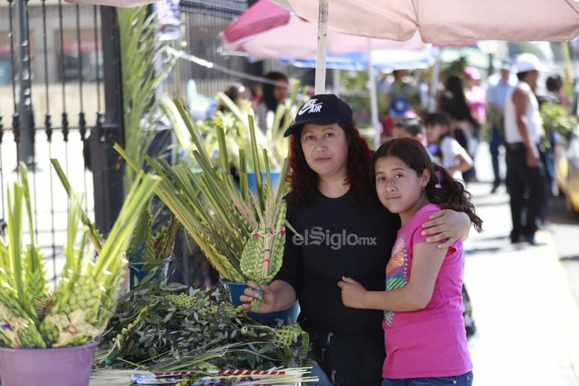 Duranguenses acuden a templos para celebrar el Domingo de Ramos.